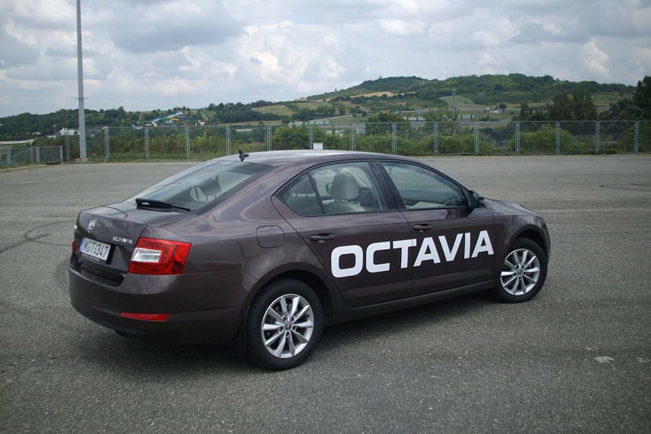 Skoda Octavia 1.4 TSI Elegance teszt – Az osztályeminens
