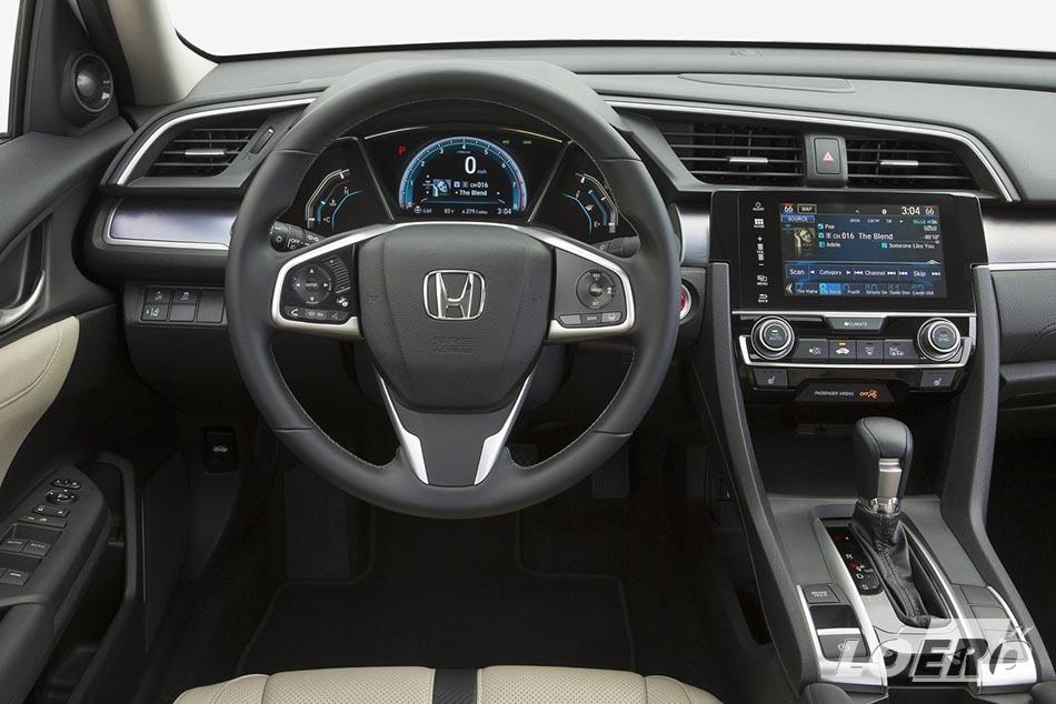 Honda Civic Sedan felszereltségét tekintve, egyfajta információs gyorsvonaton ülünk. Kütyük mindenhol, és mindenre.