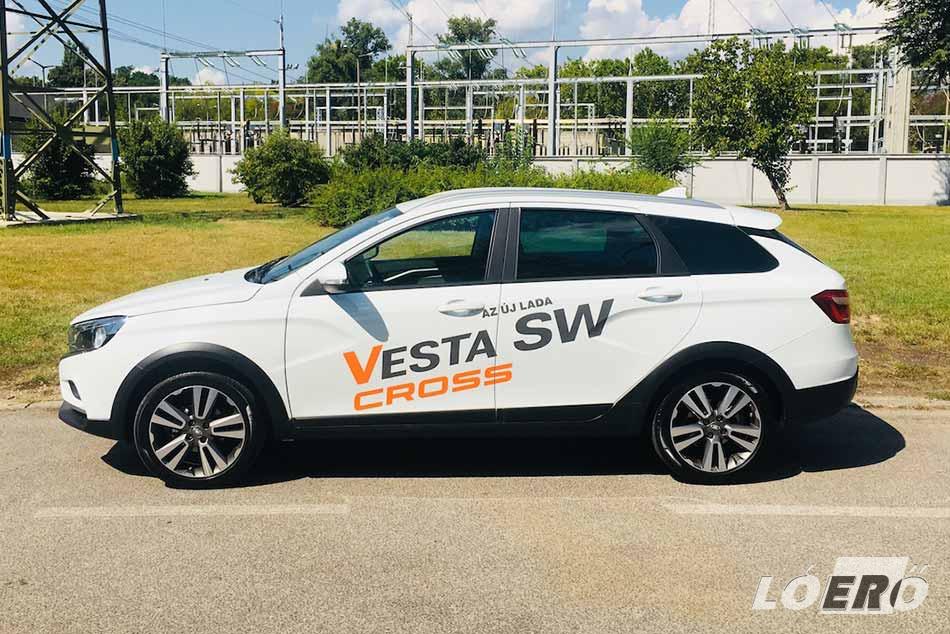 Ma már az oroszok is egyre stílusosabb kocsikkal jönnek ki, és a megjelenést tekintve a Lada Vesta SW Cross teszt során próbált modell messze kiemelkedik a kínálatból.