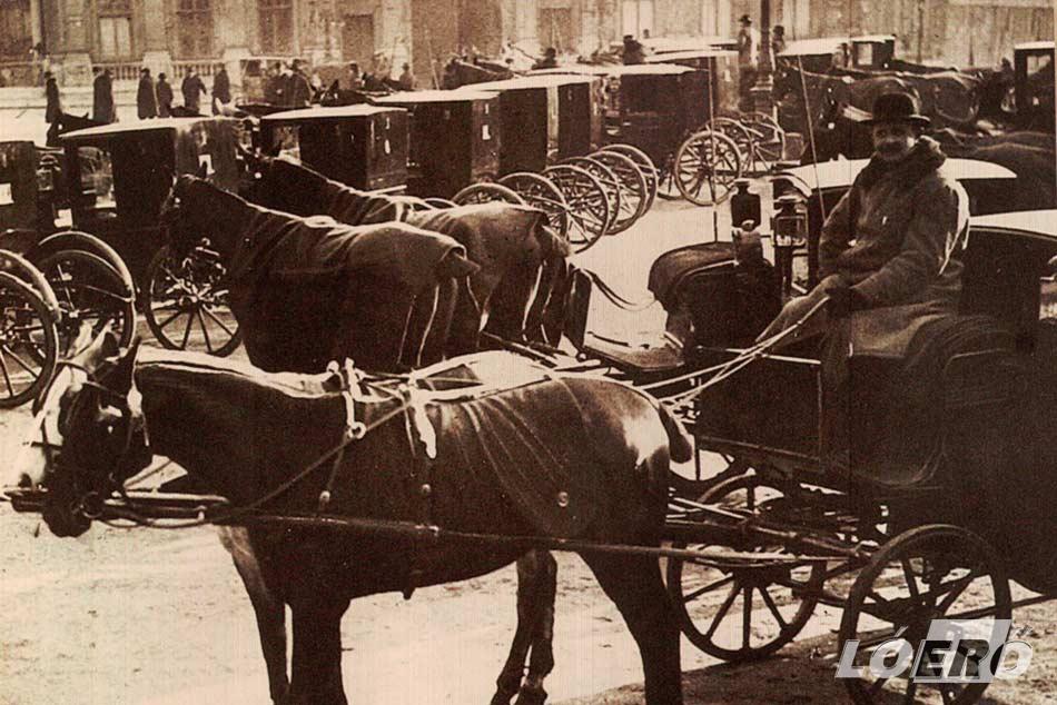 A korabeli taxiállomás, ahol még a ló, pontosabban a konflis és fiáker volt a főszereplő.