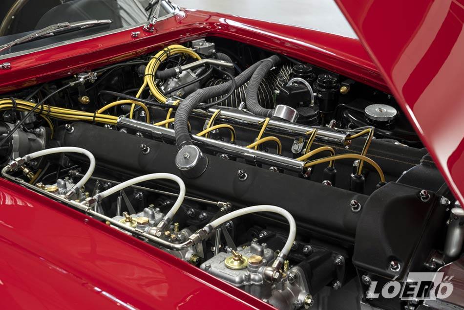 Az Aston Martin DB4 Zagato meghajtásáról egy 4,7 literes, 390 lóerős erőforrás gondoskodik.