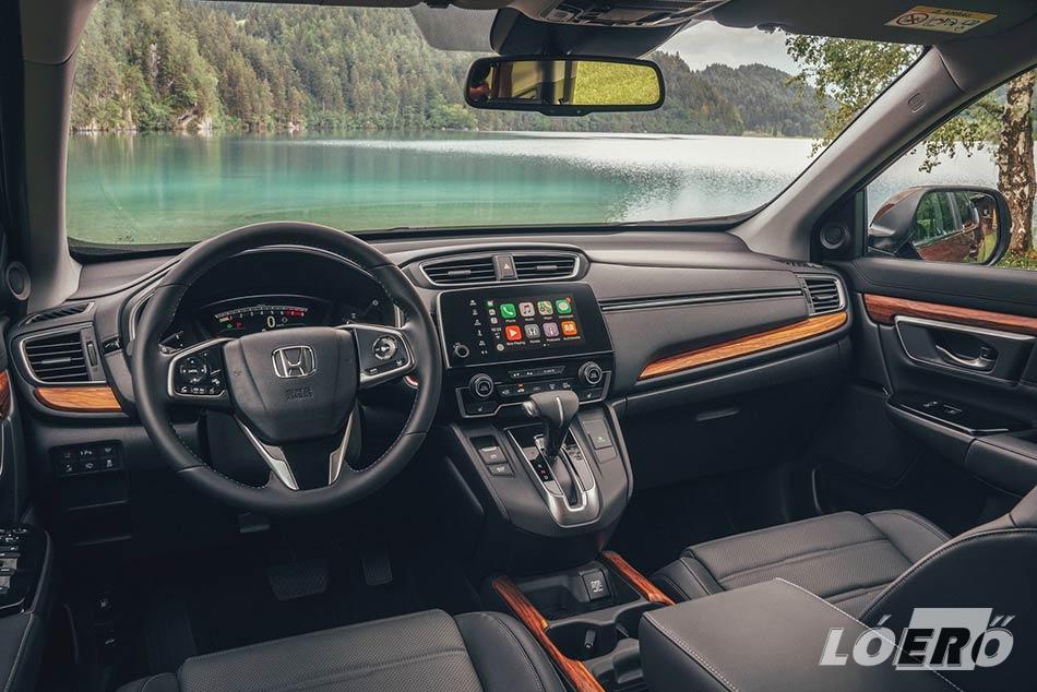 Honda CR-V hétszemélyes kiadásának utasterére is igaz, hogy bárhova nyúlunk, jó anyagot találunk, az egész beltér megmunkálása és összeszerelése kiváló.