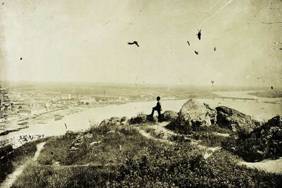 1900-ban készült látkép a Gellérthegy oldaláról, háttérben az éppen felújítása alatt álló Déli összekötő vasúti híd és a Duna akkor még szabályozás előtt álló medre.