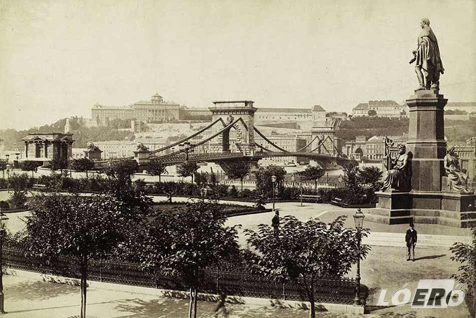 A Lánchíd 1907-ben. Az előtérben Széchenyi István szobra, a háttérben a Budavári Palota.