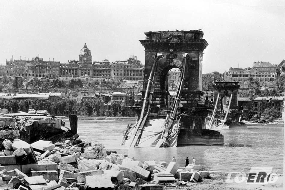 A második világháborúban felrobbantották Budapest összes hídját, 1945. január 18-án pedig utolsókként az Erzsébet hidat és a Lánchidat.