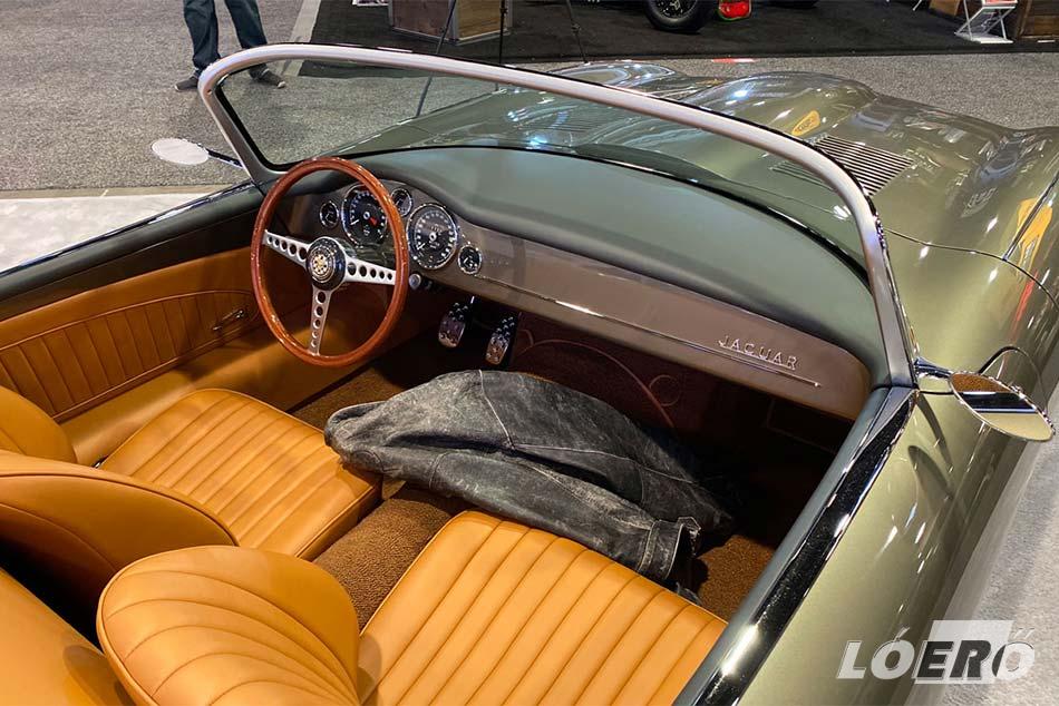 Az utastérben ismét nagyot alkotott Foose. Jaguar E-Type nemes egyszerűséggel...